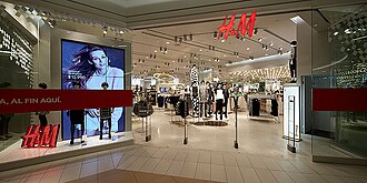 Interior de una sucursal de H&M en el Mall Costanera Center, Santiago de Chile