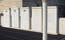 Monolitos en el ingreso al Estadio Panathinaikó de Atenas