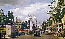 Whitehall mirando hacia el norte en 1953 con el monumento al conde de Haig en la calzada.