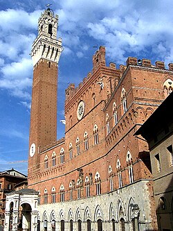 Fachada hacia la Piazza del Campo con la Torre del Mangia y la Cappella di Piazza