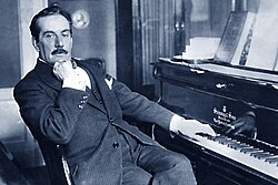 Giacomo Puccini al piano en el año 1900