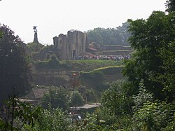 Turistas haciendo cola a la entrada del Castillo de Valkenburg aan de Geul