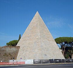 Vista exterior de la Pirámide Cestia en Roma