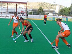 Jugadora española golpeando la bocha ante la defensa neerlandesa