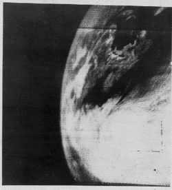Primera imagen satelital de la Tierra transmitida por televisión por el satélite TIROS-1 en 1960.