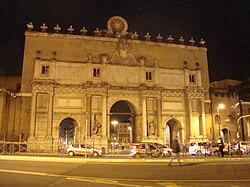Fachada exterior de la Porta del Popolo en Roma