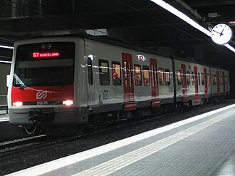 Unidad de tren de la serie 213 en Avinguda Carrilet