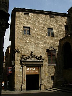 Antigua puerta de la Real Audiencia que hoy sirve de entrada al Museo Frederic Marès