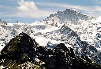 Vista panorámica del paisaje montañoso alpino que rodea al Jungfrau en Suiza.