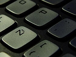 Teclado QWERTY para español con la tecla eñe situada a la derecha de la ele.