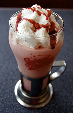Batido de fresa servido en un vaso