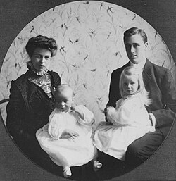Franklin y Eleanor Roosevelt junto a sus dos hijos mayores.