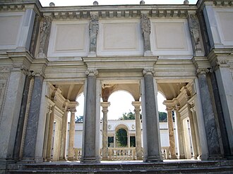 Loggia con vista hacia el ninfeo en la Villa Giulia