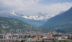 Vista general de un entorno urbano y montañoso en Aosta