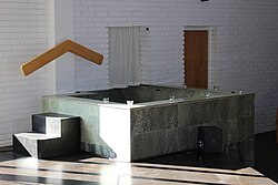 Piscina bautismal en el interior de una iglesia pentecostal