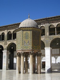 Patio y fachada de la Mezquita de los Omeyas en Damasco