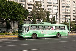 Chófer manejando un trolebús MASA SOMEX 500T