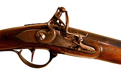 Llave de chispa de un fusil de cacería del siglo XVIII sin su pedernal