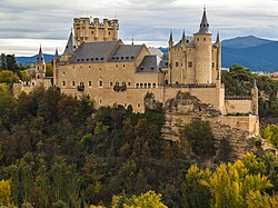 El Alcázar de Segovia rodeado de vegetación