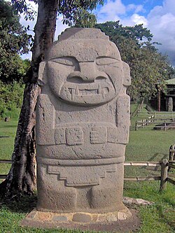 Estatua en el yacimiento de Mesitas