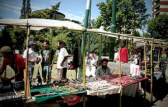 Feria de artesanos frente a la Plaza Santamarina