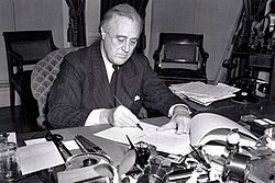 El presidente Franklin D. Roosevelt firma la ley de Préstamo y Arriendo el 11 de marzo de 1941