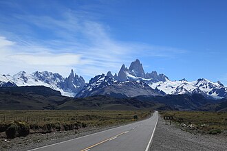 Paisaje montañoso asociado al recorrido de la Ruta Provincial 23 en Santa Cruz