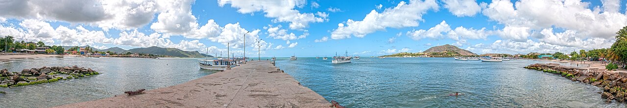 Bahía de Juan Griego con botes y edificios