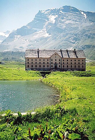 Vista panorámica del Paso del Simplón con el Hospicio de Napoleón en el paisaje alpino.