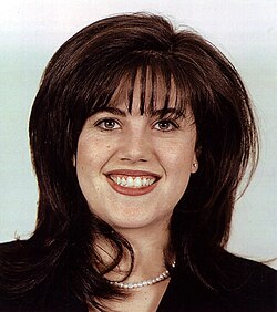 Fotografía de identificación oficial del gobierno de los Estados Unidos de Monica Lewinsky en 1997.