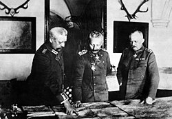 Hindenburg, Guillermo II y Ludendorff estudiando un mapa