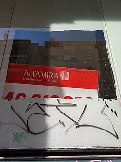Edificio de oficinas en una zona urbana afectado por la crisis inmobiliaria