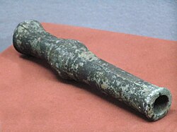 Cañón de mano chino datado en la dinastía Yuan durante el siglo XIII.
