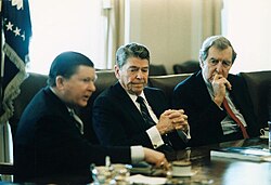 El presidente Reagan junto a John Tower y Edmund Muskie en 1987.