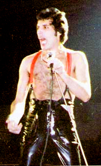 Freddie Mercury sobre un escenario