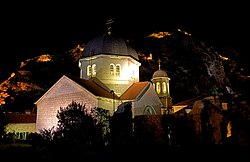 Iglesia ortodoxa de San Nicolás con las fortificaciones al fondo.
