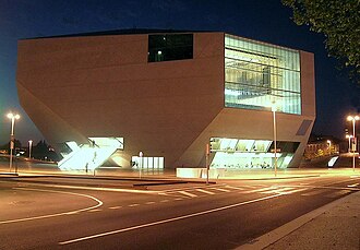 Fachada exterior y entorno urbano de la Casa da Música.