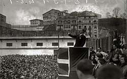 José Antonio Aguirre pronunciando un discurso en el campo de fútbol de Atocha en San Sebastián en 1933