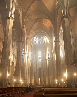 Interior iluminado de la basílica