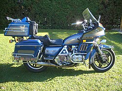 Motocicleta de turismo con alforjas