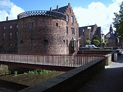 Puente y estructura de la puerta Mühltor en Büdingen.