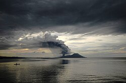 Volcán en erupción en Papúa Nueva Guinea