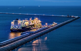 Un buque de gas natural licuado en la terminal de GNL de Świnoujście en Polonia.