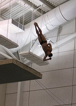Salto con giros desde plataforma