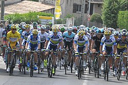 Pelotón del Tour de Francia 2013 con corredores del Orica GreenEDGE