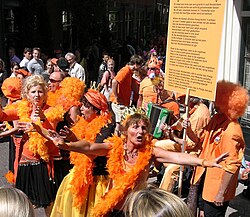 Juerguistas vestidos de naranja en Ámsterdam