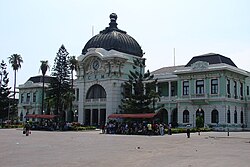 Arquitectura detallada de la estación ferroviaria histórica de Maputo.