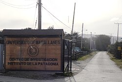 Entrada al campus del Instituto de la Patagonia