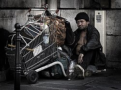 Un hombre sin hogar en París, Francia