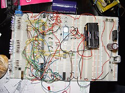 Circuito digital de un reloj binario en una placa de pruebas